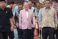 Sultan Ibrahim mencemar duli untuk bertemu rakyat jelata.