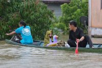 Penduduk kampung menggunakan perahu di Kampung Hulu Serian yang dilanda banjir untuk berpindah. Foto Bernama