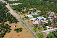 Jalan raya Nangoh-Paitan-Kanibongan di Kampung Ganah Jati turut ditenggelami air dan tidak boleh dilalui oleh semua jenis kenderaan akibat limpahan air dari Sungai Labuk ketika tinjauan pada Khamis. Foto Bernama