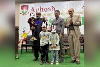 Pengerusi Pertubuhan Pemberdayaan Ummah (BERDAYA), Dr Kamarul Zaman Yusoff, menyampaikan pingat kepada anak-anak yatim yang memenangi acara sukan dalam Kejohanan Sukan Tahunan di Rumah Jagaan Anak Yatim Aghosh di Lahore, Pakistan, pada 24 Januari 2025 diiringi oleh Pengarah Kompleks Aghosh, Kolonel (B) Mubashir Iqbal.