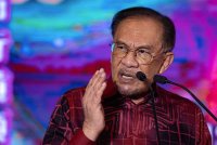 Anwar berucap pada sambutan Tahun Baharu Cina anjuran PCCCI pada Jumaat. Foto Bernama