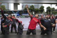 Penunjuk perasaan Indonesia membaling telur di luar kedutaan Malaysia di Jakarta. Foto Agensi