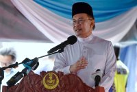  Anwar berucap pada Majlis Kenduri Rakyat di pekarangan Masjid Al-Muttaqin, Taman Meru, pada Jumaat.