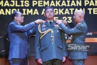 Menteri Pertahanan, Datuk Seri Mohamed Khaled Nordin (kiri) bersama Jeneral Tan Sri Mohammad Ab Rahman (kanan) memakaikan pangkat kepada Jeneral Datuk Mohd Nizam Jaffar pada majlis Serah Terima Tugas Panglima Angkatan Tentera ke-23 yang diadakan di Kementerian Pertahanan pada Jumaat. - FOTO: SINAR HARIAN/ ROSLI TALIB