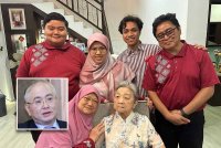 Junaidah (duduk kiri) merakam gambar kenangan bersama kakaknya yang juga ibu Presiden MCA semasa berkunjung sempena Tahun Baharu Cina. Gambar kecil: Ka Siong