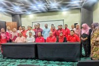 Muhyiddin (duduk, tengah) bergambar bersama barisan kepimpinan Bersatu Melaka selepas Majlis Minum Petang bersama Majlis Badan Pimpinan Bersatu Melaka di Ayer Keroh, di sini, pada petang Jumaat.