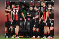 Andoni Iraola (tengah) telah mengatur strategi untuk mencatatkan keputusan positif ke atas Liverpool menjelang pertemuan EPL di Stadium Vitality malam ini. Foto Agensi