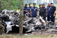 Shamsol (dua dari kanan) bersama Ketua Polis Negara, Tan Sri Razarudin Husain (tiga, kanan) dan Pengarah Bomba Selangor, Wan Md Razali Wan Ismail (tiga,kiri) ketika meninjau lokasi kejadian nahas pesawat terhempas di Lebuhraya Guthrie berdekatan Bandar Elmina. - Foto Bernama