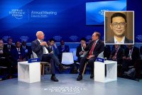 Anwar (depan, kanan) mengambil bahagian dalam dialog bertajuk ‘A Conversation with Anwar Ibrahim’ yang dimoderatorkan oleh Pengasas dan Pengerusi Lembaga Pemegang Amanah WEF, Profesor Klaus Schwab di Davos, Switzerland. Gambar kecil: Mohd Azmi