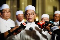 Menteri di Jabatan Perdana Menteri (Hal Ehwal Agama), Datuk Dr Mohd Na&#039;im Mokhtar (tengah) ketika sidang media selepas menghadiri Program Zikir Akbar MADANI Sempena Hari Wilayah Persekutuan 2025 di Masjid Tuanku Mizan Zainal Abidin Putrajaya pada Jumaat. Foto Bernama