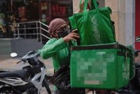 Tempoh kerja yang panjang untuk memperoleh pendapatan yang baik menjadi punca pemandu e-hailing dan p-hailing keletihan, kurang tidur dan mengalami tekanan mental - Gambar hiasan