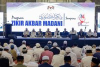 Suasana para jemaah yang menyertai Program Zikir Akbar MADANI Sempena Hari Wilayah Persekutuan 2025 di Masjid Tuanku Mizan Zainal Abidin Putrajaya pada Jumaat. Foto Bernama