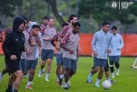 Pemain Sabah giat menjalani latihan sebagai persiapan berdepan Pahang dalam aksi separuh akhir kedua Piala Malaysia di Temerloh pada Ahad. Foto: Sabah Football Club