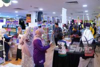 Orang ramai hadir ke Jualan Gudang Karangkraf 2025 yang berlangsung di Kompleks Kumpulan Karangkraf, Shah Alam pada Sabtu. Foto: Mohd Halim Abdul Wahid