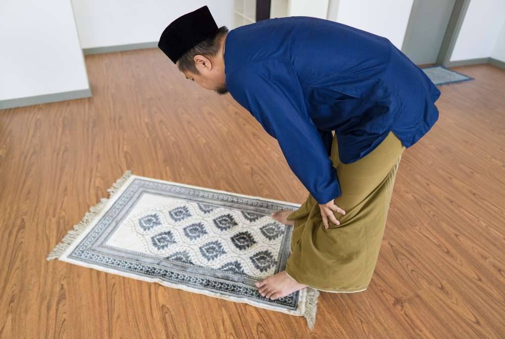 APABILA mendirikan solat, pastikan pakaian yang digunakan bersih dan tidak bernajis kerana ia boleh menjejaskan kesahan sembahyang yang dikerjakan. -Foto: CANVA