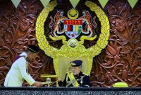 Yang di-Pertuan Agong Sultan Ibrahim berkenan menerima Titah Diraja daripada Perdana Menteri Datuk Seri Anwar Ibrahim pada Istiadat Pembukaan Mesyuarat Pertama Penggal Keempat Parlimen ke-15 di Bangunan Parlimen pada Isnin. Foto Bernama