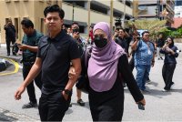 Ibu bapa Zayn Rayyan Abdul Matin, Zaim Ikhwan Zahari (kiri) bersama Ismanira Abdul Manaf (kanan) ketika tiba di Mahkamah Petaling Jaya. Foto Bernama 