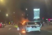 Selisih faham antara suami isteri menjadi punca sebuah kereta dibakar di Jalan Tebrau, Johor Bahru pada Ahad.