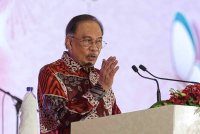 Anwar menyampaikan ucapan pada Majlis Sambutan Tahun Baharu Cina 2025 anjuran Gabungan Dewan Perniagaan dan Perindustrian Cina Malaysia (ACCCIM) di sebuah hotel pada Isnin. Foto Bernama