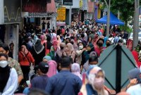 Peningkatan gaji minimum secara tidak langsung meningkatkan kualiti hidup rakyat dengan membolehkan mereka mengurus perbelanjaan isi rumah secara lebih baik. Foto hiasan