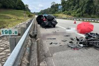 Seorang lelaki maut selepas motosikal yang ditungganginya terbabas dan melanggar belakang sebuah Perodua Bezza dalam satu kemalangan yang berlaku di Kilometer 198.8 Lebuhraya Pantai Timur 1 (LPT 1) menghala ke Temerloh pada Isnin. - Foto Polis Trafik Kuantan.