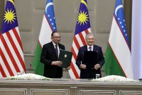 Perdana Menteri, Datuk Seri Anwar Ibrahim bersama Shavkat Mirziyoyev ketika majlis menandatangani kenyataan bersama pada pertemuan di Istana Presiden Kuksaroy tahun lalu. Foto Bernama