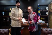 Anwar menerima kunjungan hormat Dr Omar Suleiman di Bangunan Parlimen pada Isnin. Foto Facebook Anwar Ibrahim