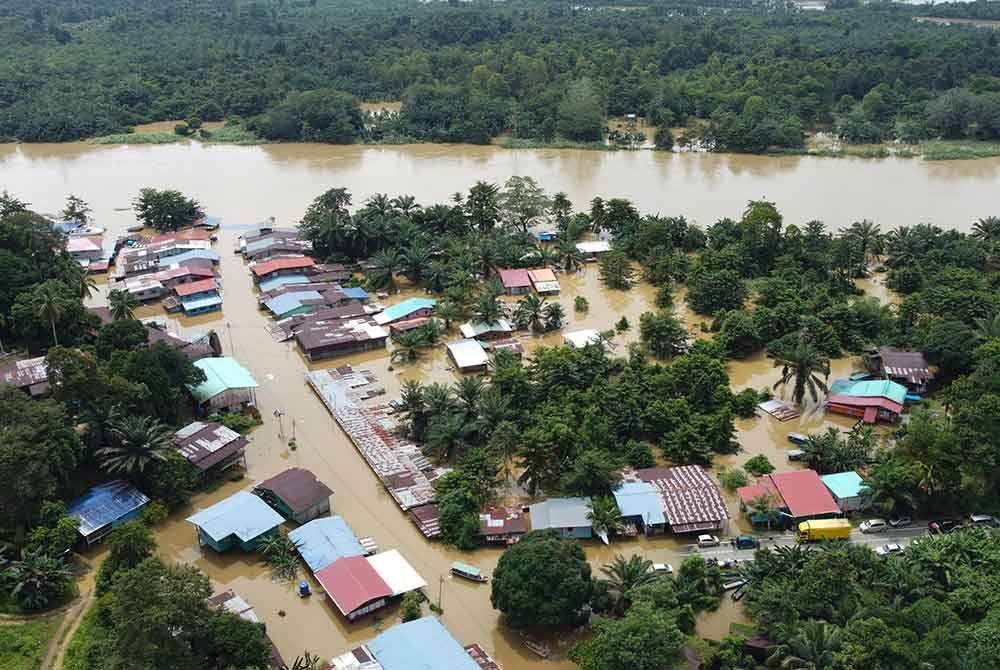 Situasi banjir di Pangkalan Bukit Garam akibat limpahan Sungai Kinabatangan ketika tinjauan di sini hari ini - Foto: Bernama 