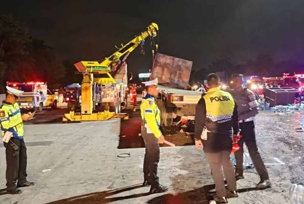 Lapan maut manakala 11 lagi cedera dalam kemalangan membabitkan pelbagai kenderaan di Plaza Tol Ciawi di Jawa Barat pada Selasa.