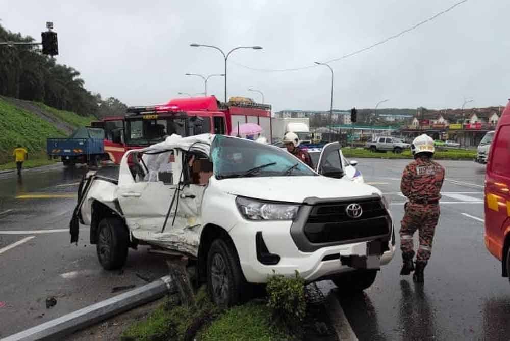 Keadaan kenderaan pacuan empat roda Toyota Hilux yang terlibat dalam kemalangan berkenaan. Foto BBP Kota Tinggi