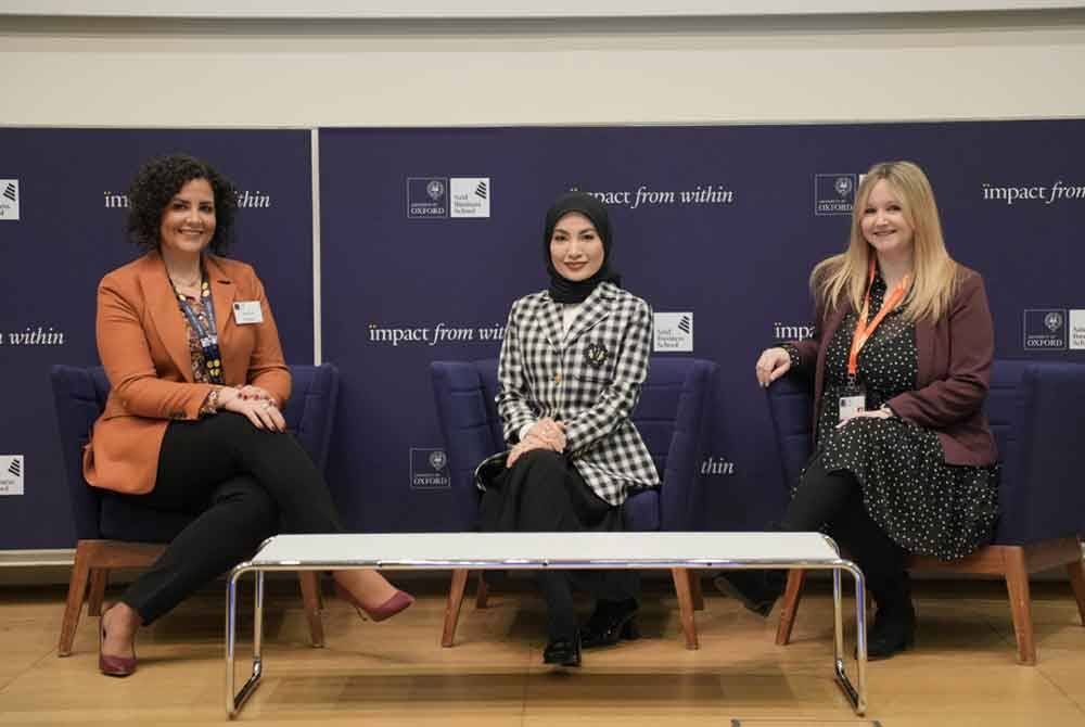 Adzliana (tengah) bersama Young (kanan) dan Pengurus Program Pengajian Eksekutif SBS, Universiti Oxford, Patricia Alvarez.