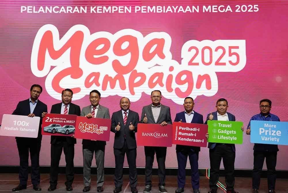 Mizan (tengah) bergambar pada majlis Kempen Pembiayaan Mega 2025 yang diadakan pada Khamis.