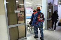 Anggota APM menyelamatkan mangsa wanita dipatuk ular ketika meredah banjir dan dibawa ke hospital untuk rawatan lanjut.