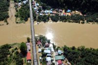 Keadaan Kampung Mengaris 1 (bawah) dan Kampung Mengaris 2 yang terletak di pinggir sungai dinaiki air akibat limpahan Sungai Kinabatangan ketika tinjauan pada Khamis. Foto Bernama