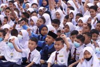 Kos menghantar anak ke sekolah pada hari ini agak tinggi. Foto hiasan Bernama 