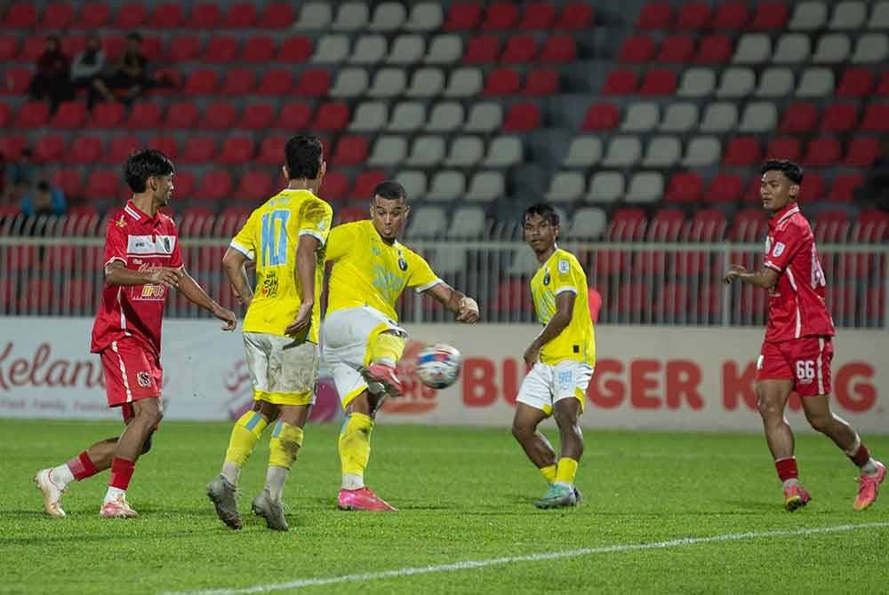 Pemain Penang FC Rodrigo Da Silva ketika melakukan asakan ke arah gawang gol pasukan Kelantan Darul Naim (KDN) FC pada perlawanan Liga Super di Stadium Sultan Muhammad ke-IV malam ini. Foto Bernama