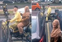 Tular satu video di TikTok memaparkan sisi romantis suami yang lengkap berbaju Melayu beserta songkok sedang menjemput isterinya pulang daripada tempat kerja dengan menaiki motosikal.