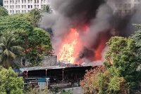 Sebuah gudang penyimpanan barang musnah dalam kebakaran di Air Itam pada Selasa. Foto JBPM Pulau Pinang