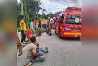 Lelaki dipercayai bapa mangsa memangku kanak-kanak tersebut yang disahkan meninggal dunia di lokasi kejadian. Foto ihsan PDRM