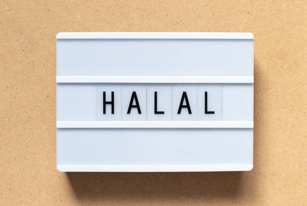 SALAH di sisi undang-undang apabila mempamerkan logo halal dapur berpusat di premis lain. Foto CANVA