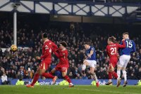 Tarkowski melakukan percubaan ke arah pintu gol Liverpool dalam perlawanan Liga Perdana Inggeris di Stadium Goodison Park. Foto: Agensi.