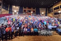 Wan Rosdy bersama warga Felda pada Majlis Konvensyen Sekretariat Muafakat Felda Pahang 2025 di Auditorium RTM Pahang pada Khamis.