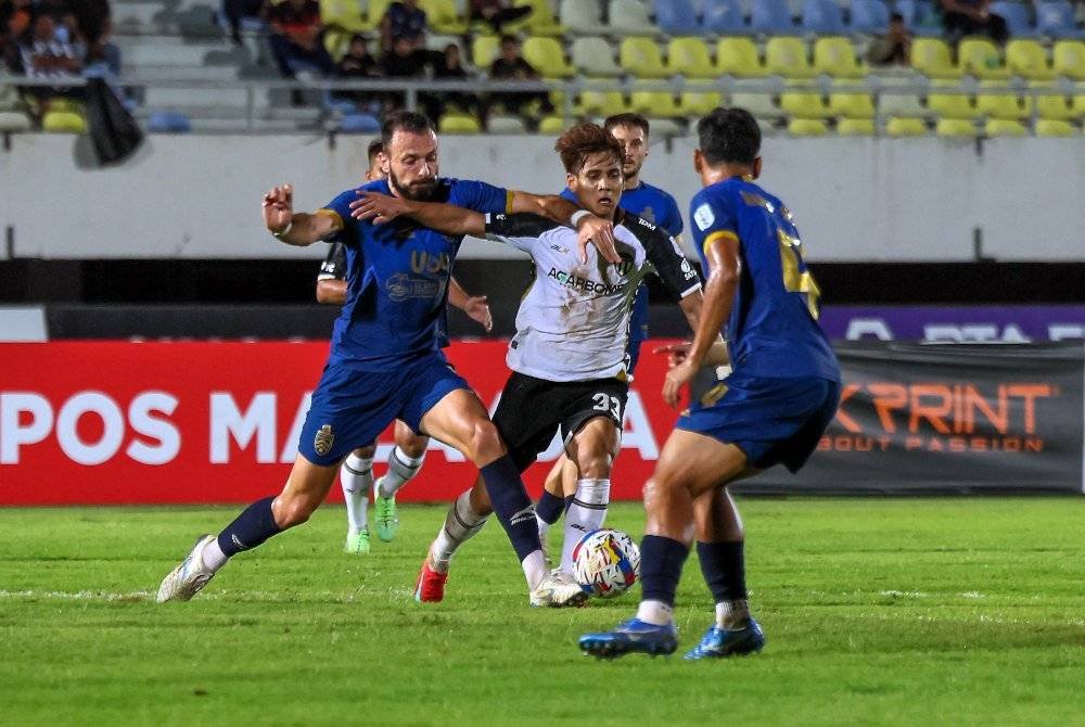 Pemain Terengganu FC (TFC) Akhyar Rashid (tengah) diasak pemain Kuala Lumpur City FC Adrijan Rudovic pada saingan Liga Super Malaysia 2024/2025 di Stadium Sultan Mizan Zainal Abidin, Gong Badak malam ini. Foto Bernama