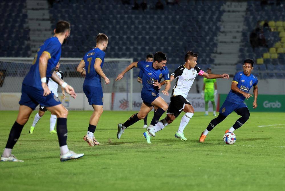 Kapten Terengganu FC (TFC) Safawi Rasid (dua, kanan) diasak pemain Kuala Lumpur City FC pada saingan Liga Super Malaysia 2024/2025 di Stadium Sultan Mizan Zainal Abidin, Gong Badak malam ini. Foto Bernama