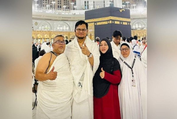 Ustaz Abdullah Khairi (dua dari kiri), Jamaluddin (kiri), Marina (kanan) di Masjidil Haram. Foto Instagram Ustaz Abdullah Khairi