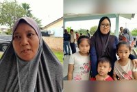 Maizatulhiza (kiri). Intan Marliana (kanan) bersama tiga anaknya yang menerima sumbangan beg sekolah dan alat tulis sempena Program Bantuan Kembali Ke Sekolah di Dewan Komuniti Taman Berjaya, Tanjung Rambutan di sini pada Sabtu.