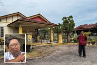 Mohd Aqif menunjukkan rumah suspek yang merupakan lokasi amukan. (Gambar kecil: Mohd Soyuti)