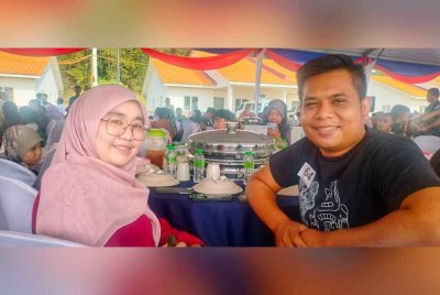 Mohd Sharif bersama isterinya, Umizatul