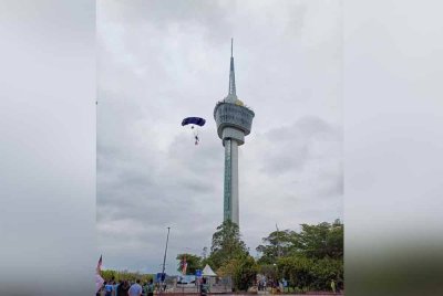 Penerjun dari Malaysia membuat terjunan pertama dengan membawa Jalur Gemilang pada cabaran ekstrem Base Jump di Menara Kuantan 188 pada Sabtu.