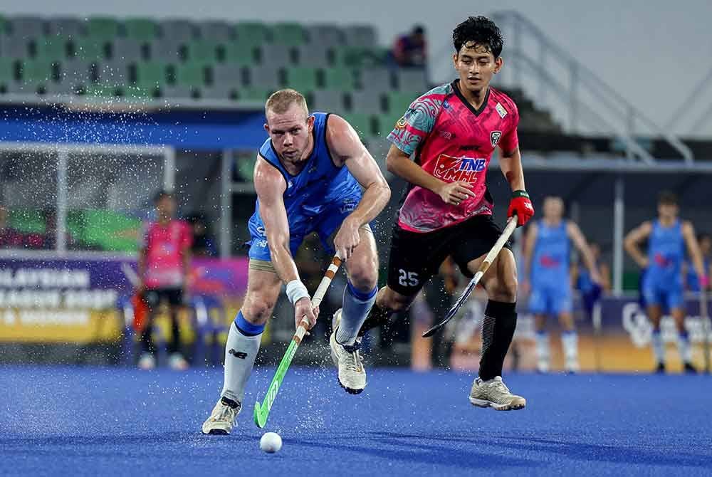 Pemain Territory Stingers Calvin Adrian Farmilo bersaing dengan pemain Terengganu Hockey Team pada perlawanan akhir TNB Liga Hoki Malaysia 2025 di Stadium Hoki Nasional Bukit Jalil, pada Ahad. Foto Bernama